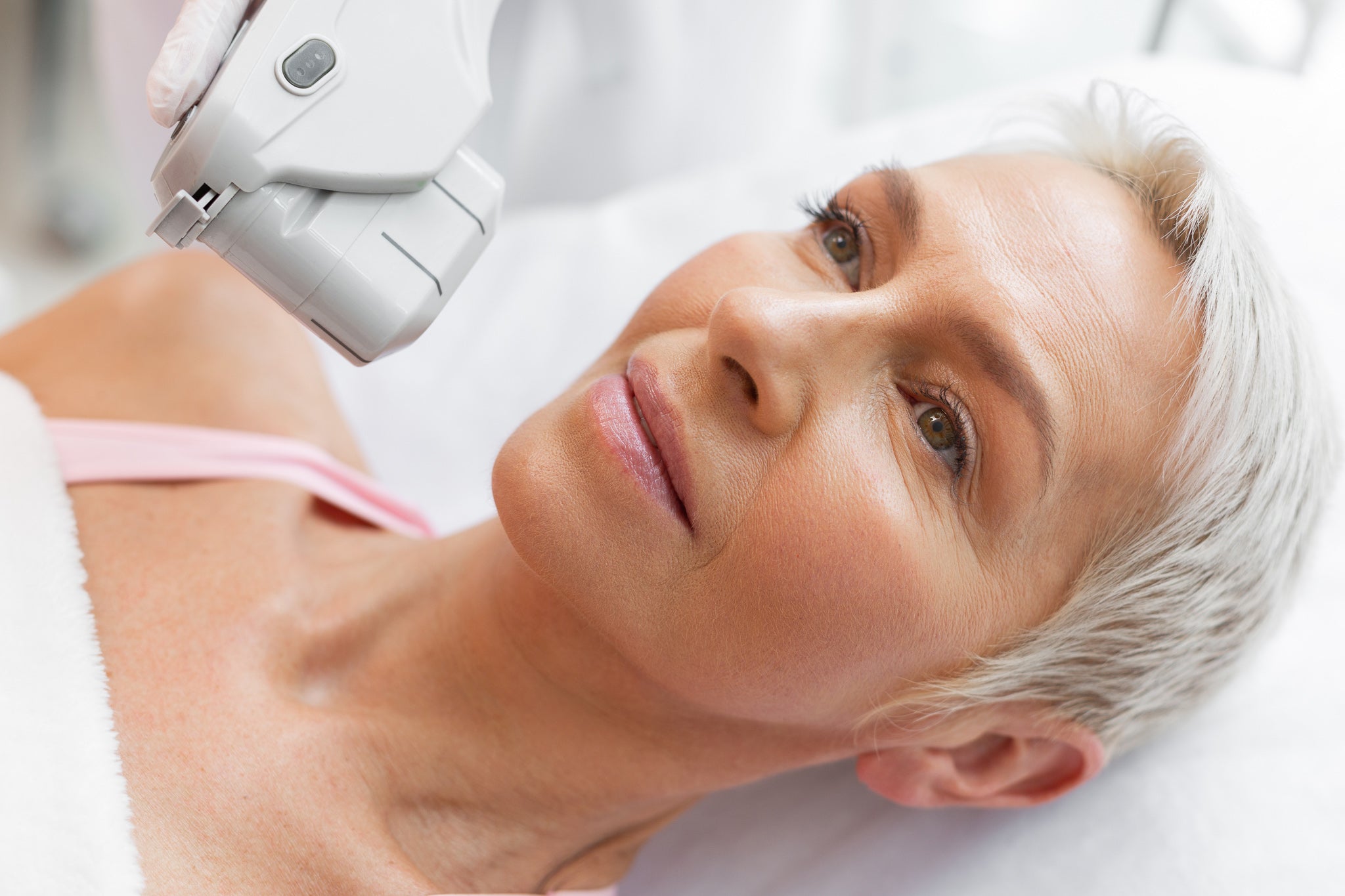 woman receiving laster treatment